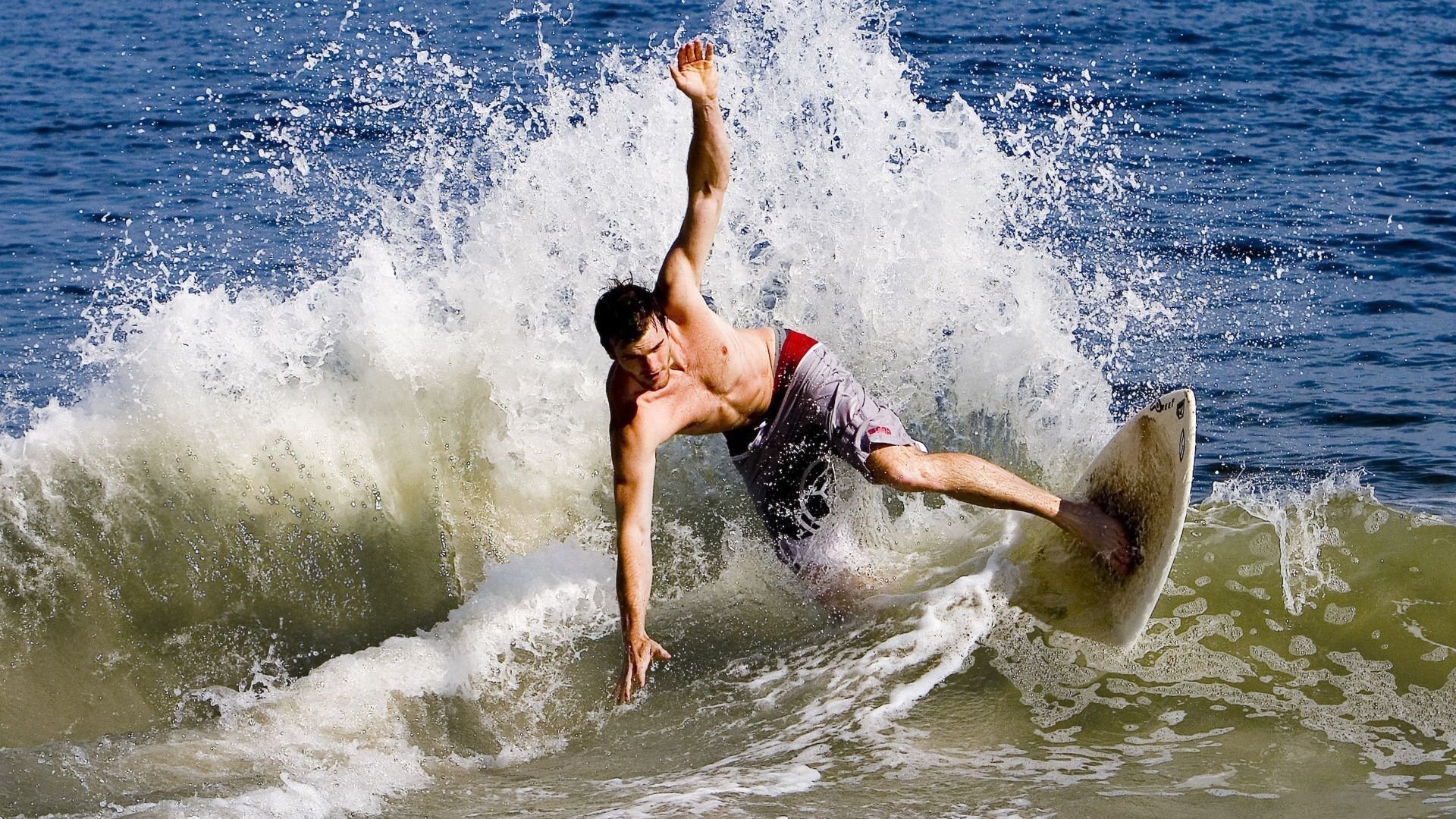 掘金表现稳定，球队默契度联盟顶级，球队配合默契